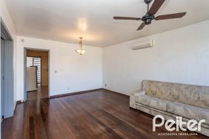 Casa à venda com 250m², 3 dormitórios, 1 suíte, 4 vagas, no bairro Vila Assunção em Porto Alegre