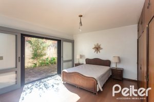 Casa à venda com 250m², 3 dormitórios, 1 suíte, 4 vagas, no bairro Vila Assunção em Porto Alegre