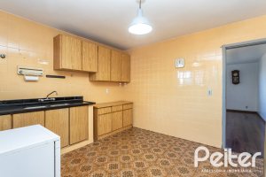 Casa à venda com 250m², 3 dormitórios, 1 suíte, 4 vagas, no bairro Vila Assunção em Porto Alegre