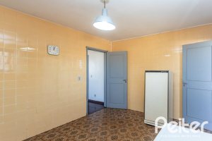 Casa à venda com 250m², 3 dormitórios, 1 suíte, 4 vagas, no bairro Vila Assunção em Porto Alegre