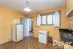 Casa à venda com 250m², 3 dormitórios, 1 suíte, 4 vagas, no bairro Vila Assunção em Porto Alegre