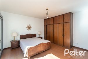 Casa à venda com 250m², 3 dormitórios, 1 suíte, 4 vagas, no bairro Vila Assunção em Porto Alegre