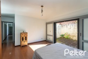 Casa à venda com 250m², 3 dormitórios, 1 suíte, 4 vagas, no bairro Vila Assunção em Porto Alegre