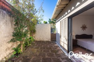 Casa à venda com 250m², 3 dormitórios, 1 suíte, 4 vagas, no bairro Vila Assunção em Porto Alegre