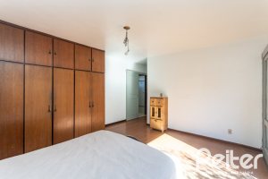 Casa à venda com 250m², 3 dormitórios, 1 suíte, 4 vagas, no bairro Vila Assunção em Porto Alegre