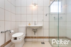 Casa à venda com 250m², 3 dormitórios, 1 suíte, 4 vagas, no bairro Vila Assunção em Porto Alegre