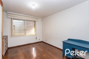 Casa à venda com 250m², 3 dormitórios, 1 suíte, 4 vagas, no bairro Vila Assunção em Porto Alegre