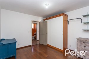 Casa à venda com 250m², 3 dormitórios, 1 suíte, 4 vagas, no bairro Vila Assunção em Porto Alegre