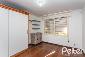 Casa à venda com 250m², 3 dormitórios, 1 suíte, 4 vagas, no bairro Vila Assunção em Porto Alegre