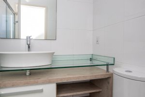 Casa à venda com 250m², 3 dormitórios, 1 suíte, 4 vagas, no bairro Vila Assunção em Porto Alegre