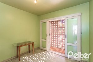 Casa à venda com 250m², 3 dormitórios, 1 suíte, 4 vagas, no bairro Vila Assunção em Porto Alegre