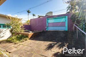 Casa à venda com 250m², 3 dormitórios, 1 suíte, 4 vagas, no bairro Vila Assunção em Porto Alegre