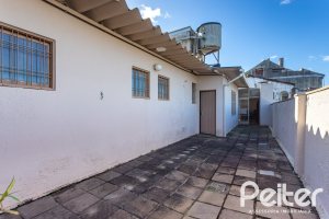 Casa à venda com 250m², 3 dormitórios, 1 suíte, 4 vagas, no bairro Vila Assunção em Porto Alegre
