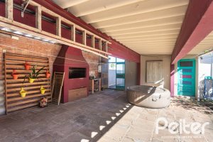 Casa à venda com 250m², 3 dormitórios, 1 suíte, 4 vagas, no bairro Vila Assunção em Porto Alegre