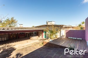 Casa à venda com 250m², 3 dormitórios, 1 suíte, 4 vagas, no bairro Vila Assunção em Porto Alegre