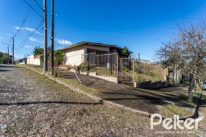 Casa à venda com 250m², 3 dormitórios, 1 suíte, 4 vagas, no bairro Vila Assunção em Porto Alegre