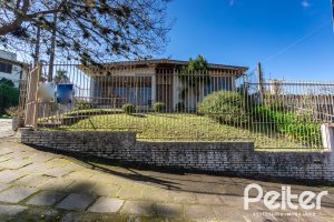 Casa à venda com 250m², 3 dormitórios, 1 suíte, 4 vagas, no bairro Vila Assunção em Porto Alegre