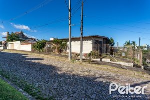 Casa à venda com 250m², 3 dormitórios, 1 suíte, 4 vagas, no bairro Vila Assunção em Porto Alegre