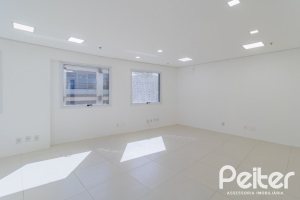 Comercial à venda com 37m², 1 vaga, no bairro Mont Serrat em Porto Alegre