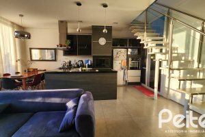 Casa em Condomínio à venda com 197m², 3 dormitórios, 1 suíte, 2 vagas, no bairro Vila Nova em PORTO ALEGRE