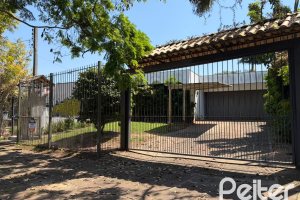 Casa à venda com 253m², 3 dormitórios, 1 suíte, 4 vagas, no bairro Jardim Isabel em Porto Alegre