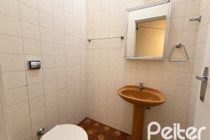 Casa à venda com 253m², 3 dormitórios, 1 suíte, 4 vagas, no bairro Jardim Isabel em Porto Alegre