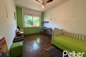 Casa à venda com 253m², 3 dormitórios, 1 suíte, 4 vagas, no bairro Jardim Isabel em Porto Alegre