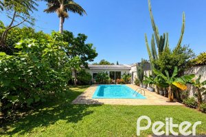 Casa à venda com 253m², 3 dormitórios, 1 suíte, 4 vagas, no bairro Jardim Isabel em Porto Alegre