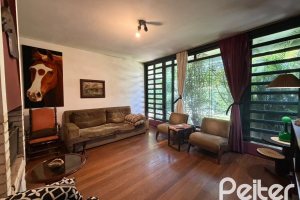 Casa à venda com 253m², 3 dormitórios, 1 suíte, 4 vagas, no bairro Jardim Isabel em Porto Alegre