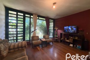 Casa à venda com 253m², 3 dormitórios, 1 suíte, 4 vagas, no bairro Jardim Isabel em Porto Alegre