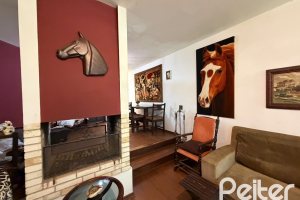 Casa à venda com 253m², 3 dormitórios, 1 suíte, 4 vagas, no bairro Jardim Isabel em Porto Alegre