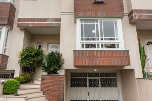 Casa em Condomínio à venda com 250m², 3 dormitórios, 1 suíte, 3 vagas, no bairro Tristeza em PORTO ALEGRE