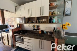 Casa à venda com 52m², 2 dormitórios, 2 vagas, no bairro Hípica em Porto Alegre