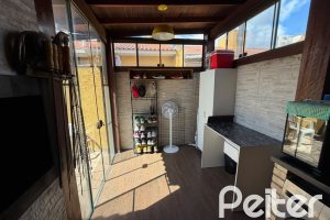 Casa à venda com 52m², 2 dormitórios, 2 vagas, no bairro Hípica em Porto Alegre