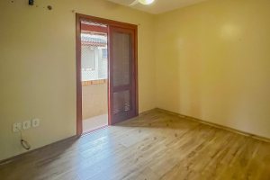 Casa em Condomínio à venda com 102m², 3 dormitórios, 1 suíte, 1 vaga, no bairro Guarujá em Porto Alegre
