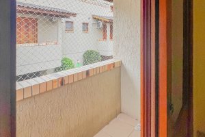 Casa em Condomínio à venda com 102m², 3 dormitórios, 1 suíte, 1 vaga, no bairro Guarujá em Porto Alegre