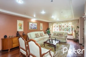 Casa à venda com 247m², 3 dormitórios, 3 suítes, 4 vagas, no bairro Ipanema em Porto Alegre