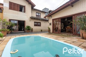 Casa à venda com 247m², 3 dormitórios, 3 suítes, 4 vagas, no bairro Ipanema em Porto Alegre