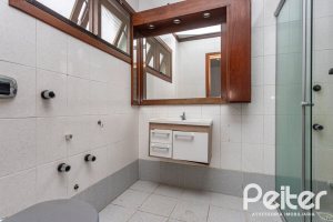 Casa à venda com 280m², 4 dormitórios, 1 suíte, 4 vagas, no bairro Ipanema em Porto Alegre