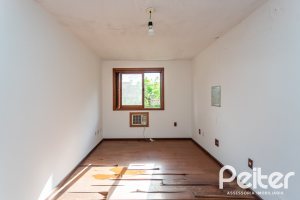 Casa à venda com 280m², 4 dormitórios, 1 suíte, 4 vagas, no bairro Ipanema em Porto Alegre