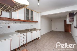 Casa à venda com 280m², 4 dormitórios, 1 suíte, 4 vagas, no bairro Ipanema em Porto Alegre