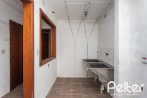 Casa à venda com 280m², 4 dormitórios, 1 suíte, 4 vagas, no bairro Ipanema em Porto Alegre