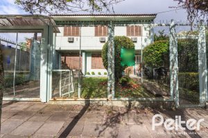 Casa à venda com 280m², 4 dormitórios, 1 suíte, 4 vagas, no bairro Ipanema em Porto Alegre