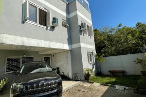 Casa em Condomínio à venda com 105m², 3 dormitórios, 1 suíte, 2 vagas, no bairro Tristeza em Porto Alegre