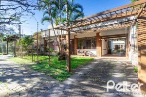 Casa à venda com 203m², 3 dormitórios, 1 suíte, 4 vagas, no bairro Ipanema em Porto Alegre