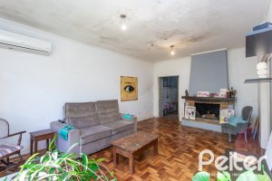 Casa à venda com 203m², 3 dormitórios, 1 suíte, 4 vagas, no bairro Ipanema em Porto Alegre