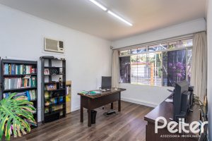 Casa à venda com 203m², 3 dormitórios, 1 suíte, 4 vagas, no bairro Ipanema em Porto Alegre