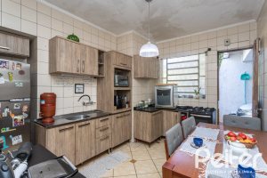 Casa à venda com 203m², 3 dormitórios, 1 suíte, 4 vagas, no bairro Ipanema em Porto Alegre