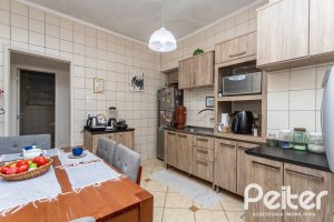 Casa à venda com 203m², 3 dormitórios, 1 suíte, 4 vagas, no bairro Ipanema em Porto Alegre