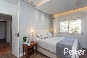 Casa à venda com 203m², 3 dormitórios, 1 suíte, 4 vagas, no bairro Ipanema em Porto Alegre